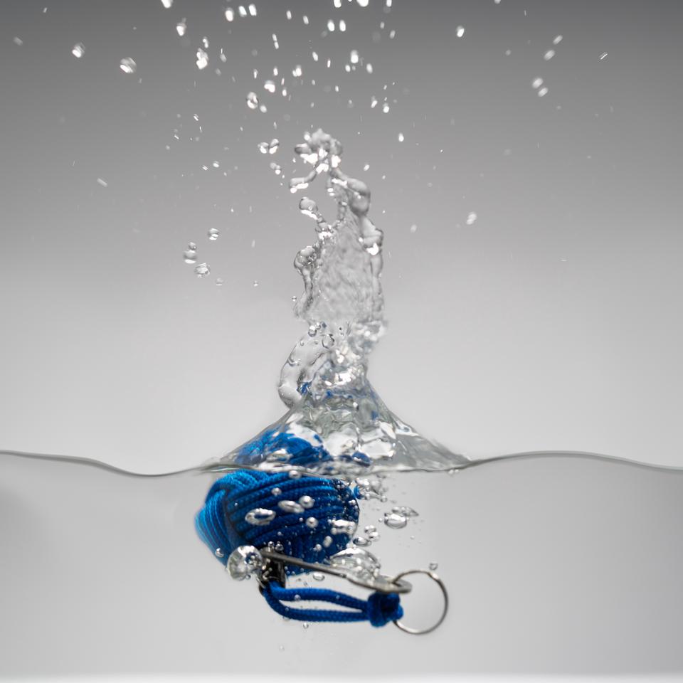 Drijvende sleutelhanger in het water drijvende-sleutehanger-in-context